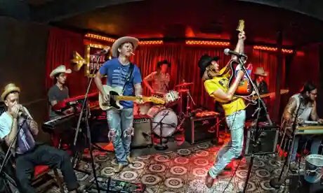 Austin Texas is the self-proclaimed “Music Capital of the World “and with good reason. There are TONS of places to go see live music in Austin. When most people think of Texas they think of country music, and there’s no shortage of that in Austin.