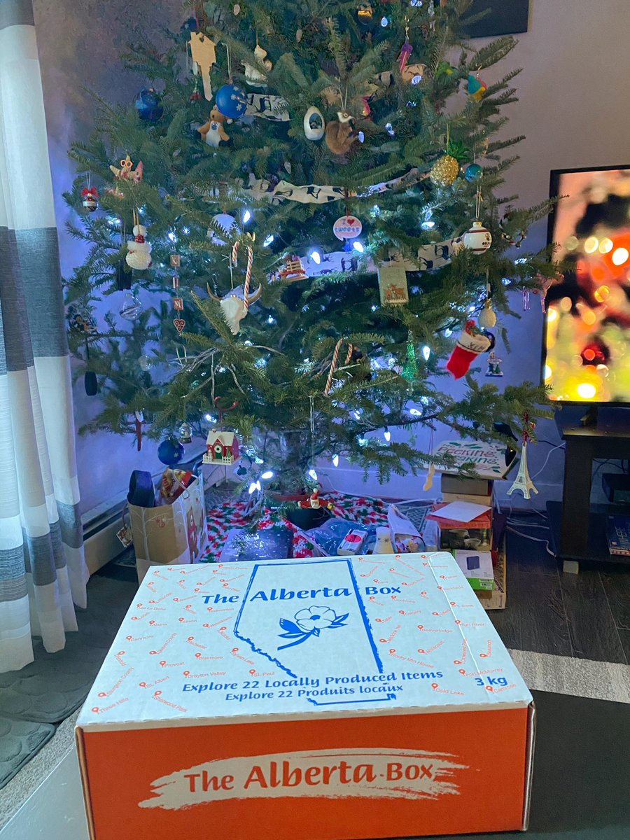 YEGTweetup's tweet photo. I got the most Albertan gift, The Alberta Box! #TheAlbertaBox contains products all made here in #Alberta. An amazing variety of #local products! Food, beauty, home products & more! You can find them at select sobeys, Safeway & IGA. #yegtweetup #yeg #yegfood #shoplocal https://t.co/7hL8DTkRfO