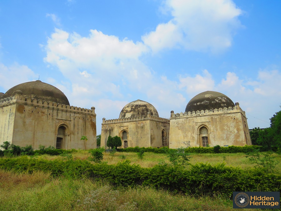  #Kalaburagi perhaps has more tombs/sq km than other Indian towns. Some were originally interspersed with water bodies. But with those going dry/ being built over, what remains is a vast necropolis. Some pics frm Haft Gumbad, tombs of seven Bahamani rulers incl some double tombs.