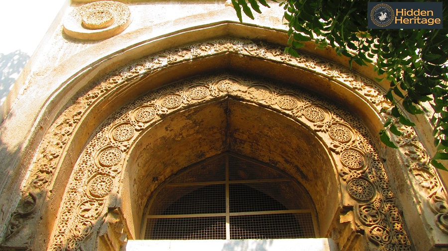  #Kalaburagi perhaps has more tombs/sq km than other Indian towns. Some were originally interspersed with water bodies. But with those going dry/ being built over, what remains is a vast necropolis. Some pics frm Haft Gumbad, tombs of seven Bahamani rulers incl some double tombs.
