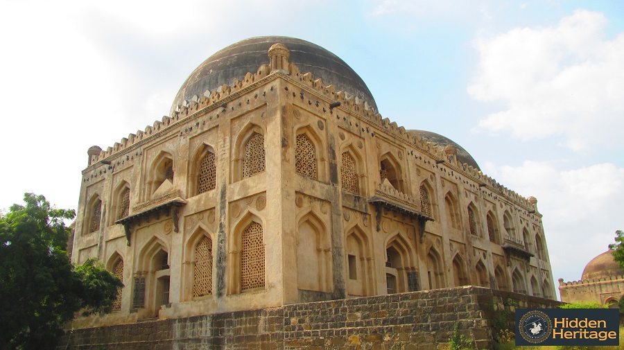  #Kalaburagi perhaps has more tombs/sq km than other Indian towns. Some were originally interspersed with water bodies. But with those going dry/ being built over, what remains is a vast necropolis. Some pics frm Haft Gumbad, tombs of seven Bahamani rulers incl some double tombs.