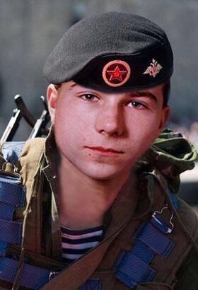 PLuWex's tweet photo. 31 декабря 1999 в Чечне в ходе боя, когда погибли все командиры, сержант Владимир ТАТАШВИЛИ взял командование на себя и организовал оборону высоты. Раненый, он продолжал командовать морпехами до последнего, пока не погиб при отражении очередной атаки боевиков.
Ему было всего 20.. https://t.co/j6eEos4Tyk