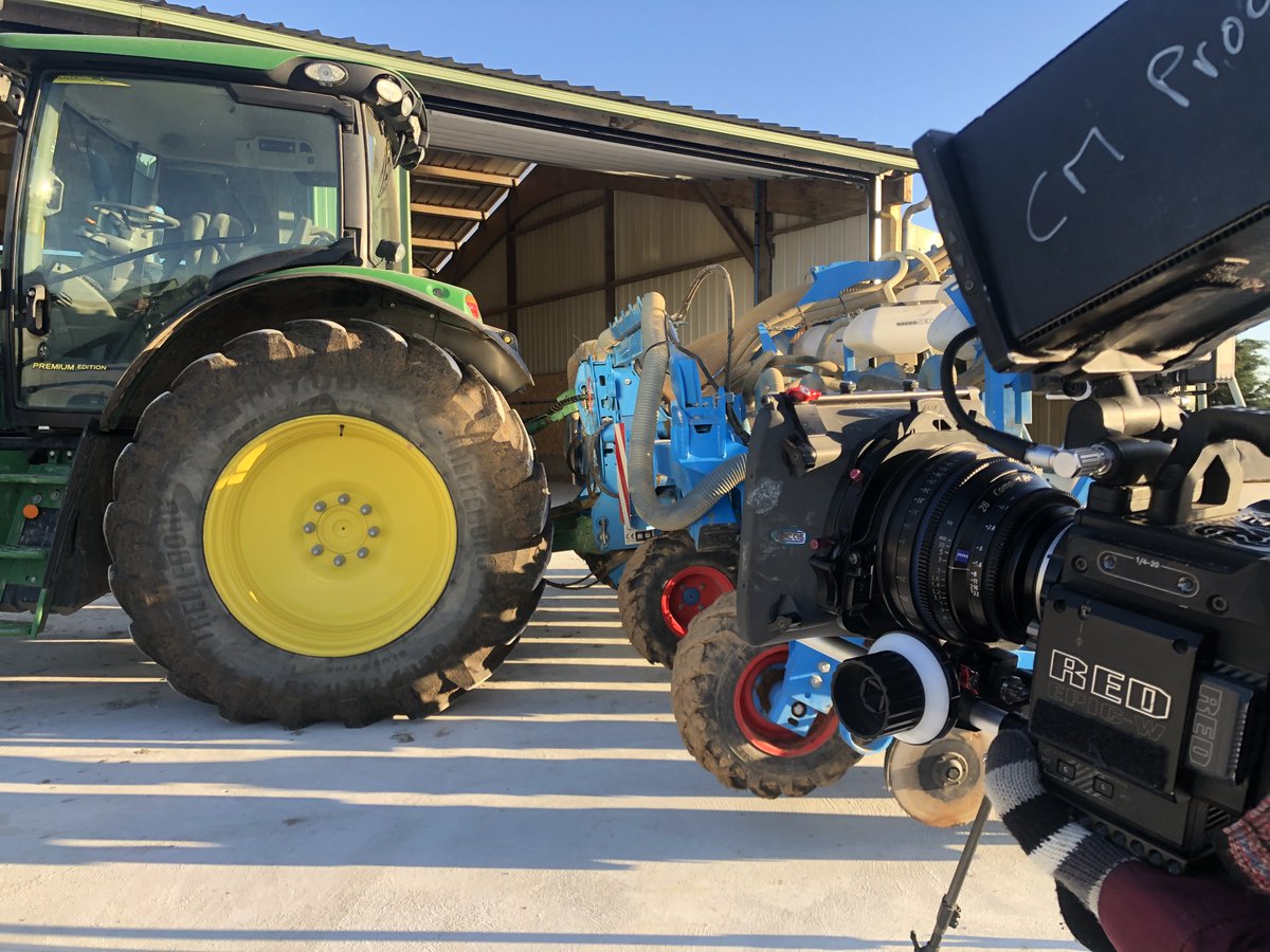 DesherbageBayer's tweet photo. ✅ A venir dans notre programme #CultureChamps 🌱#Maïs : quels enjeux concernant le choix des semences et la densité du semis ❓

🌞 Il faisait super beau lors du tournage de notre vidéo en Mayenne...  👍 Nous avons hâte de vous faire découvrir cela... en janvier! #StayTuned https://t.co/Yjn3plpq5P
