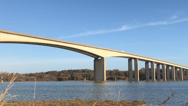 At this point it’s better to build slender concrete arches than flat beams. The arch & deck section is built out from the abutments or piers using a ‘travelling’ mould (formwork)