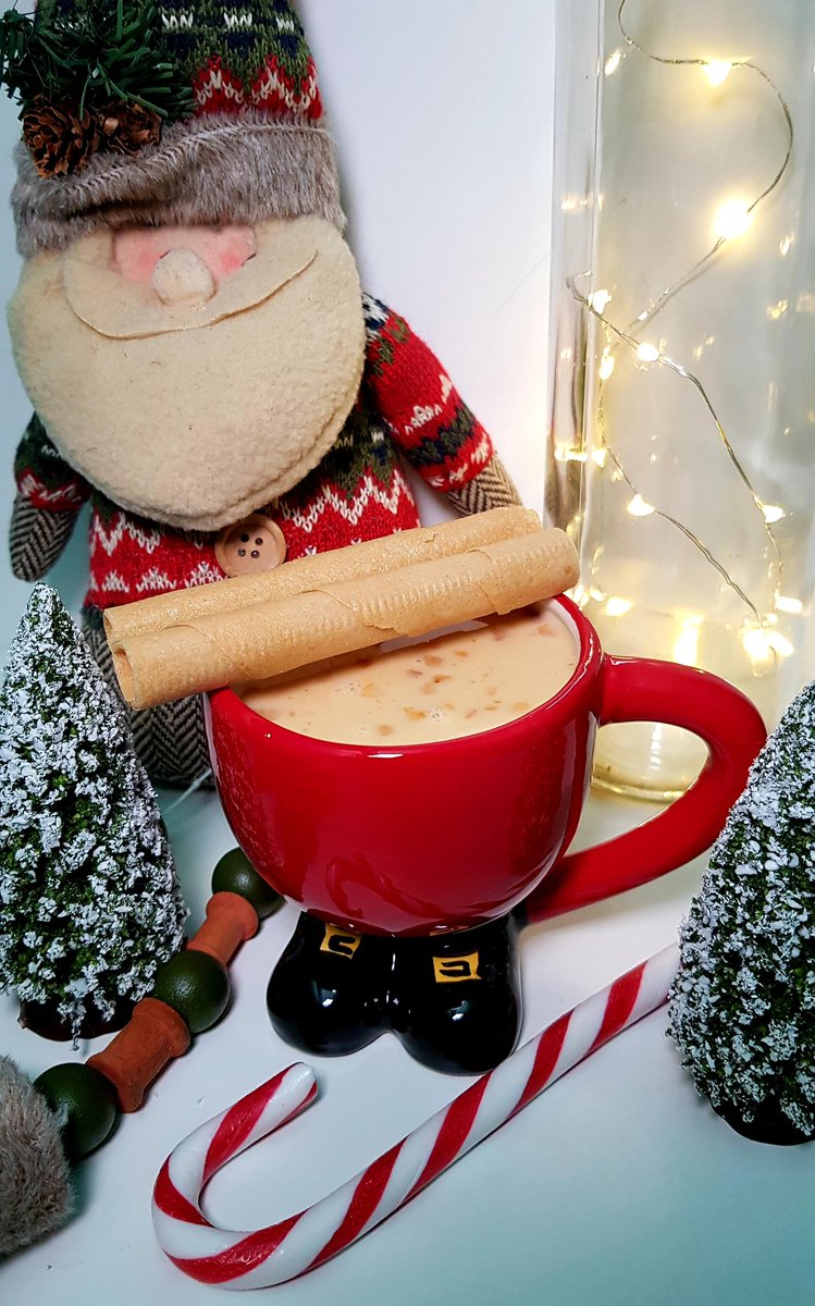 FlandePoster's tweet photo. Hola Flanes!!!
Ya queda menos para acabar el año, pero aquí tenemos #HotChocolate hasta reyes 😋
Hoy vengo con un clásico navideño, el #TurrónDeJijona
Necesitamos 125 ml de leche, 125 ml de nata, 45 gr de chocolate blanco y 75 gr de turrón
#NextTwit https://t.co/tTSOIxcBaC