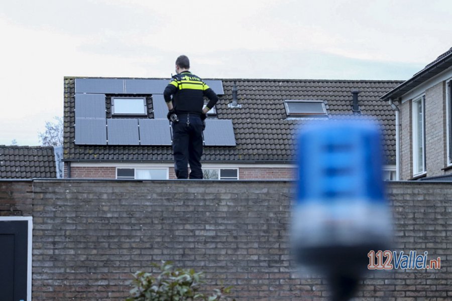 Politie omsingelt woning in #Voorthuizen op zoek naar mogelijke inbreker. 112Vallei.
