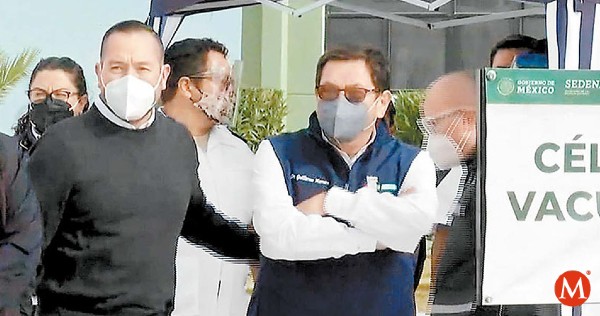 Milenio's tweet photo. 29 funcionarios se colaron en #Coahuila y se vacunaron contra el covid-19 y hasta posaron para las cámaras... qué bonitos  https://t.co/cY4iMCwnZw https://t.co/FijDCYi7dp