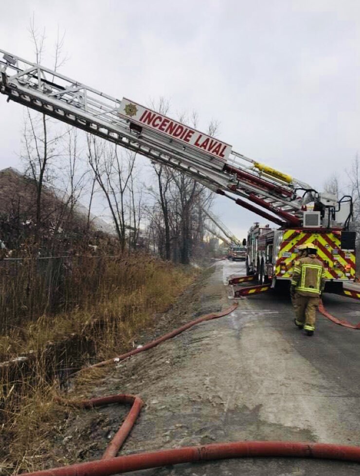 -Incendie centre de tri Multi-Recyclage dans le secteur Vimont- 

Les pompiers travaillent jour et nuit afin d’éteindre le feu et ce depuis 5 jours maintenant.

La nuit dernière et ce matin, les pompiers étaient toujours en action avec l’aide des camions de type échelle aérienne.