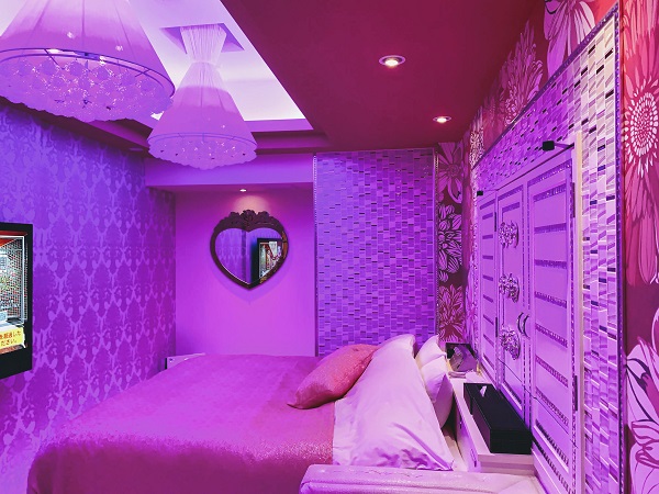 新月みみこ 東京ラブホレビュー Design Hotel Blax 八王子 ネカフェ併設の珍しい形態のラブホ Vip Suiteはおしゃれな彼氏のお部屋のよう シックで落ち着いたトーンの内装 センスの良い照明 広々したお部屋 感動したのがヘアビューロンと