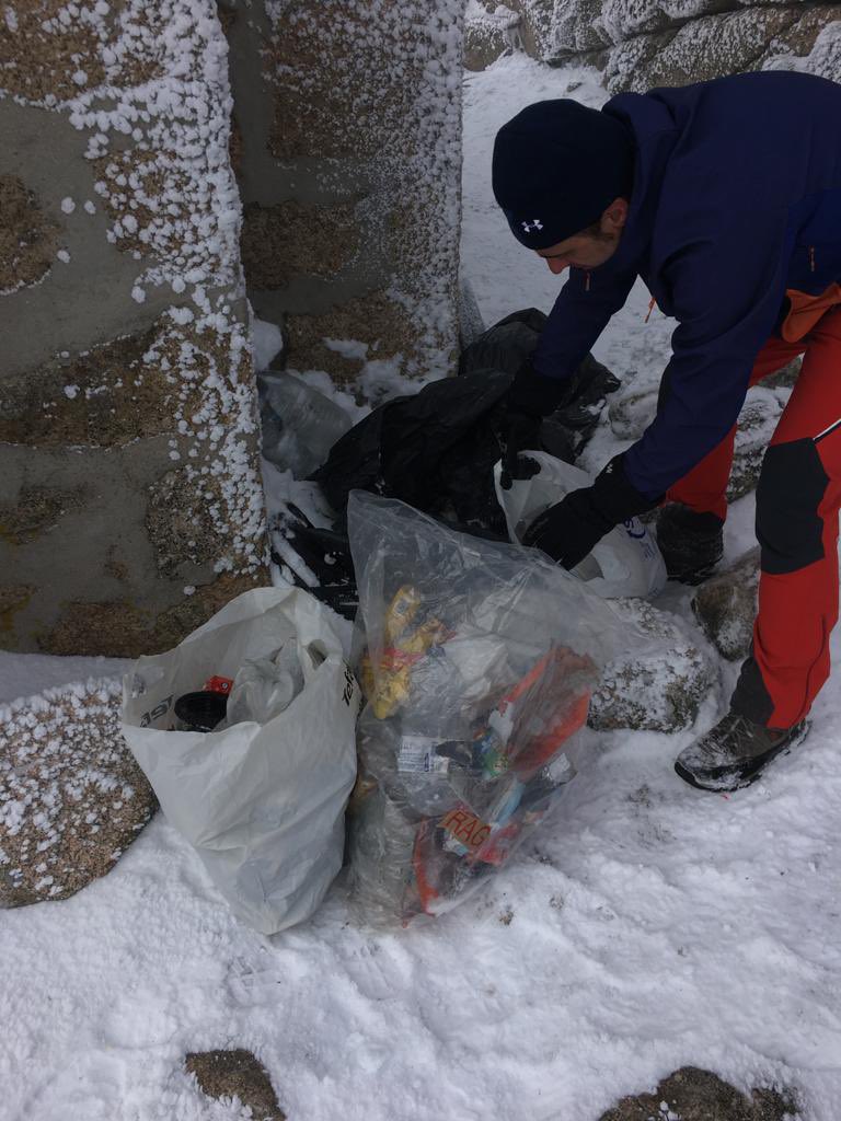 CDCaloco's tweet photo. Recogiendo basura del refugio de Cueva Valiente. Tristemente existe gente que no tiene ningún respeto por esta maravilla de entorno que gozamos a nuestro alrededor, o simplemente es tan ignorante que se piensa que la basura que generamos desaparece por arte de magia. Cuidémoslo!! https://t.co/NAlvAOHWEZ
