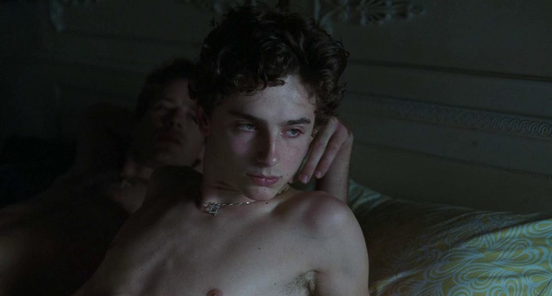 Nel film “Ernesto” di Sampieri, tratto dall’omonimo romanzo di Saba, il protagonista - Ernesto - è un magro e riccioluto diciassettenne, di buona famiglia e appassionato di musica, che si invaghisce di un uomo più grande. Does it ring a bell? #callmebyyourname #cinematicparallels