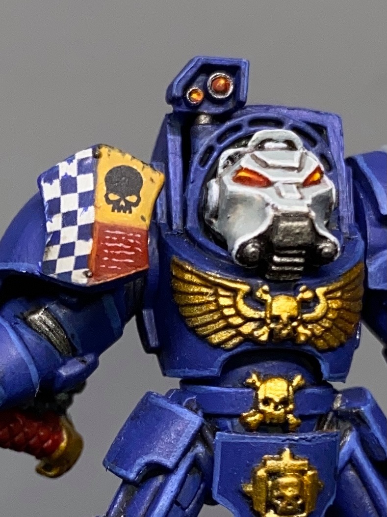 Here are two examples I painted. The intercessor has a very simple design with only a red strip, indomitus mark and some scripts, yet it add more details to the overall model, making it more interesting to look at 