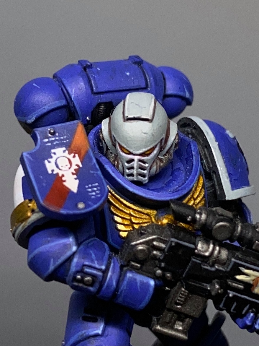 Here are two examples I painted. The intercessor has a very simple design with only a red strip, indomitus mark and some scripts, yet it add more details to the overall model, making it more interesting to look at 