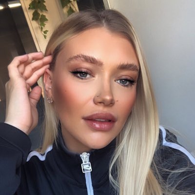 StaceyRooney's tweet photo. #NewProfilePic https://t.co/8OLuEpStEI