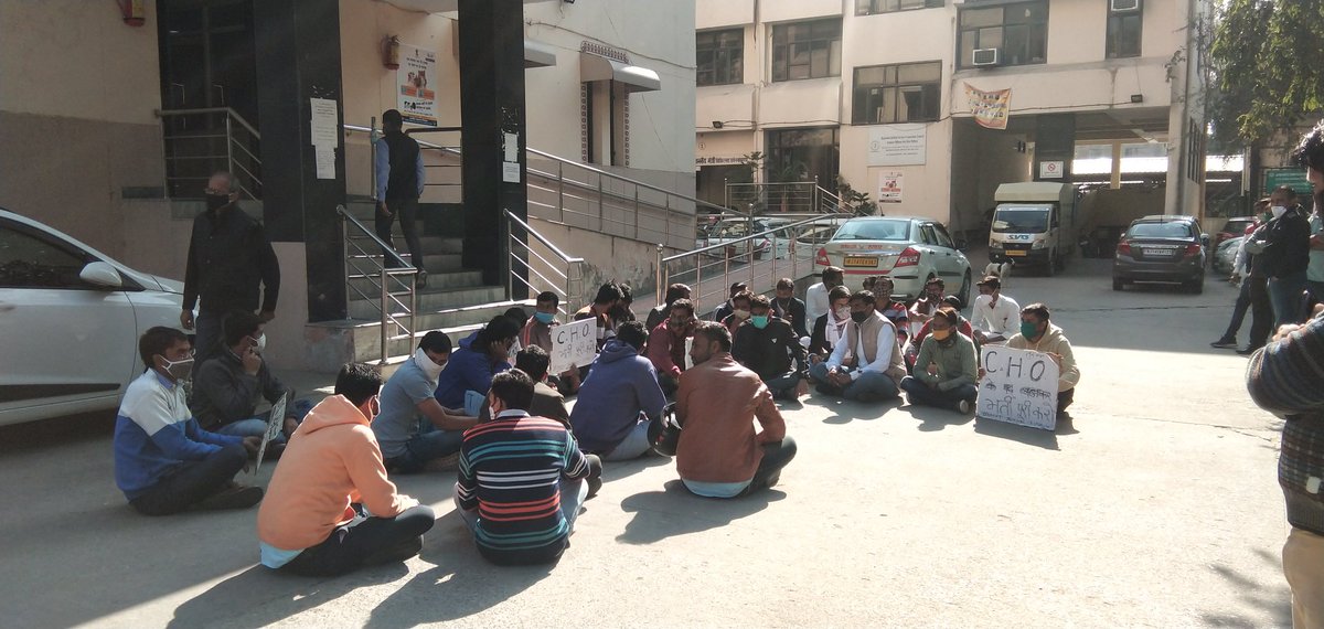 bharatbeniwal_'s tweet photo. Cho भर्ती रिजल्ट को लेकर स्वास्थ्य भवन nhm Office के अंदर प्रदर्शन किया और विभाग के सामने सभी छात्र धरने पर बैठे I https://t.co/YpVVyf6RU6