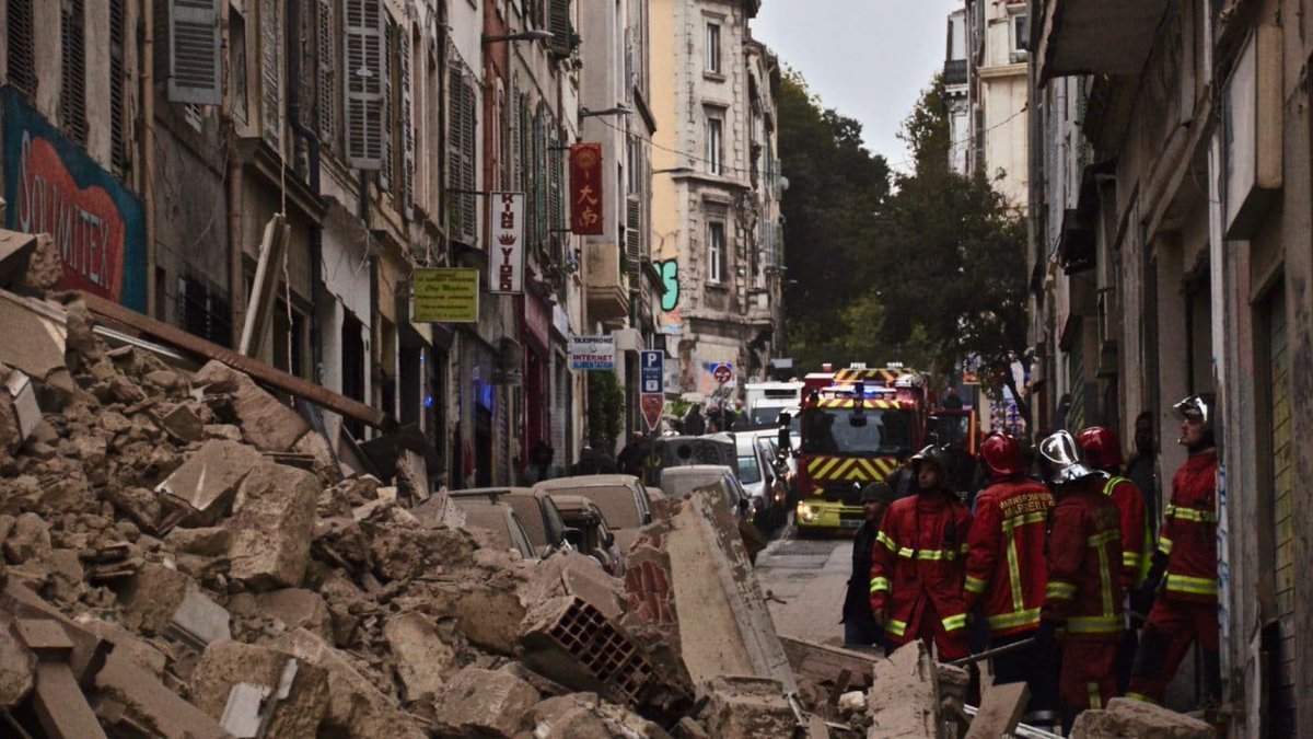 These dramatic projects coexist with complete abandonment and urban decay. A few minutes south of this in Noailles, a building collapsed in 2018 killing 8 of its inhabitants and causing grassroots mobilization in outrage at horrific living conditions.