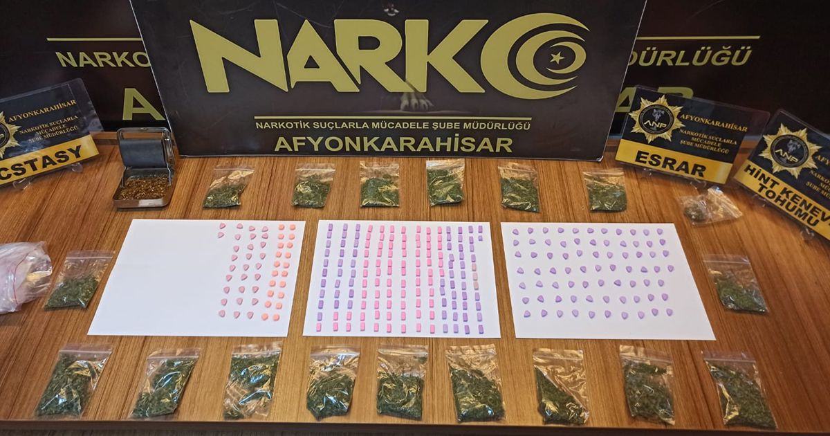 HaberKurye's tweet photo. ZEHİR TACİRLERİ YAKALANDI
Afyonkarahisar’da polis tarafından torbacı diye tabir edilen sokak satıcılarına yönelik...
#afyonkarahisar #operasyon #yurthaberleri #SonDakika #haberkurye
https://t.co/xr71IfYuCN https://t.co/BuQ5oLvW0k