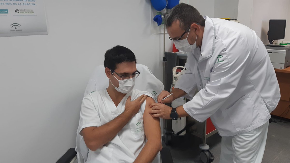 Los <a href="/hospitalesAG/">Alto Guadalquivir</a> han comenzado a vacunar frente al #COVIDー19 a sus primeros profesionales.

El #HospitaldeMontilla es centro referente para sus👩‍⚕️🧑‍⚕️y para los del #HospitaldePuenteGenil.

Eva, Adrián, Carmen y José Antonio han sido los primeros en recibir la vacuna 💉.