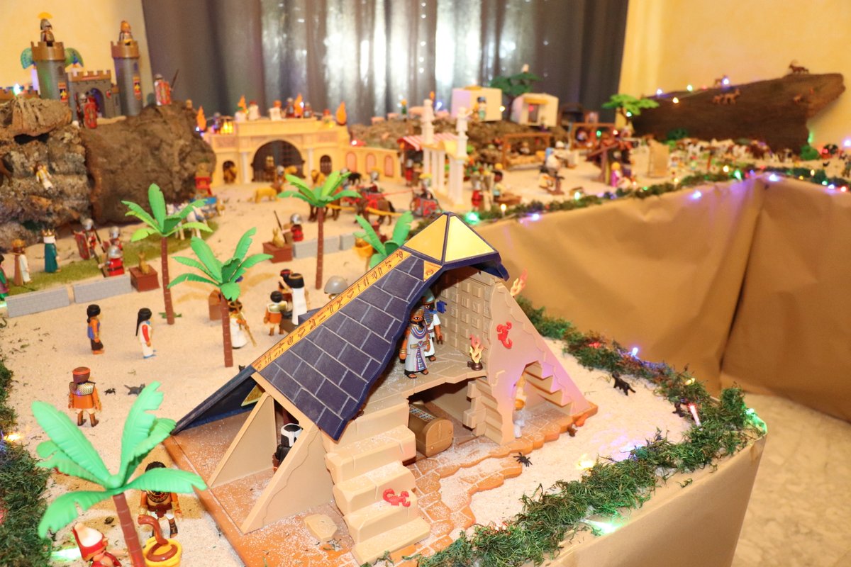 aytovvaserena's tweet photo. Daniel Amador elabora un Portal de Belén de 800 piezas de Playmobil.

Este joven villanovense de 12 años, ha recreado diferentes escenas unificadas en un mismo lugar, en su casa.  Sus Majestades Los Reyes Magos de Oriente dirigiéndose al portal, la Estrella de Belén etc... https://t.co/jWqkp7DHuQ