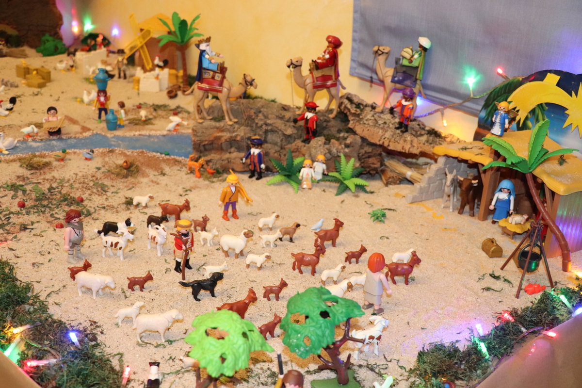 aytovvaserena's tweet photo. Daniel Amador elabora un Portal de Belén de 800 piezas de Playmobil.

Este joven villanovense de 12 años, ha recreado diferentes escenas unificadas en un mismo lugar, en su casa.  Sus Majestades Los Reyes Magos de Oriente dirigiéndose al portal, la Estrella de Belén etc... https://t.co/jWqkp7DHuQ