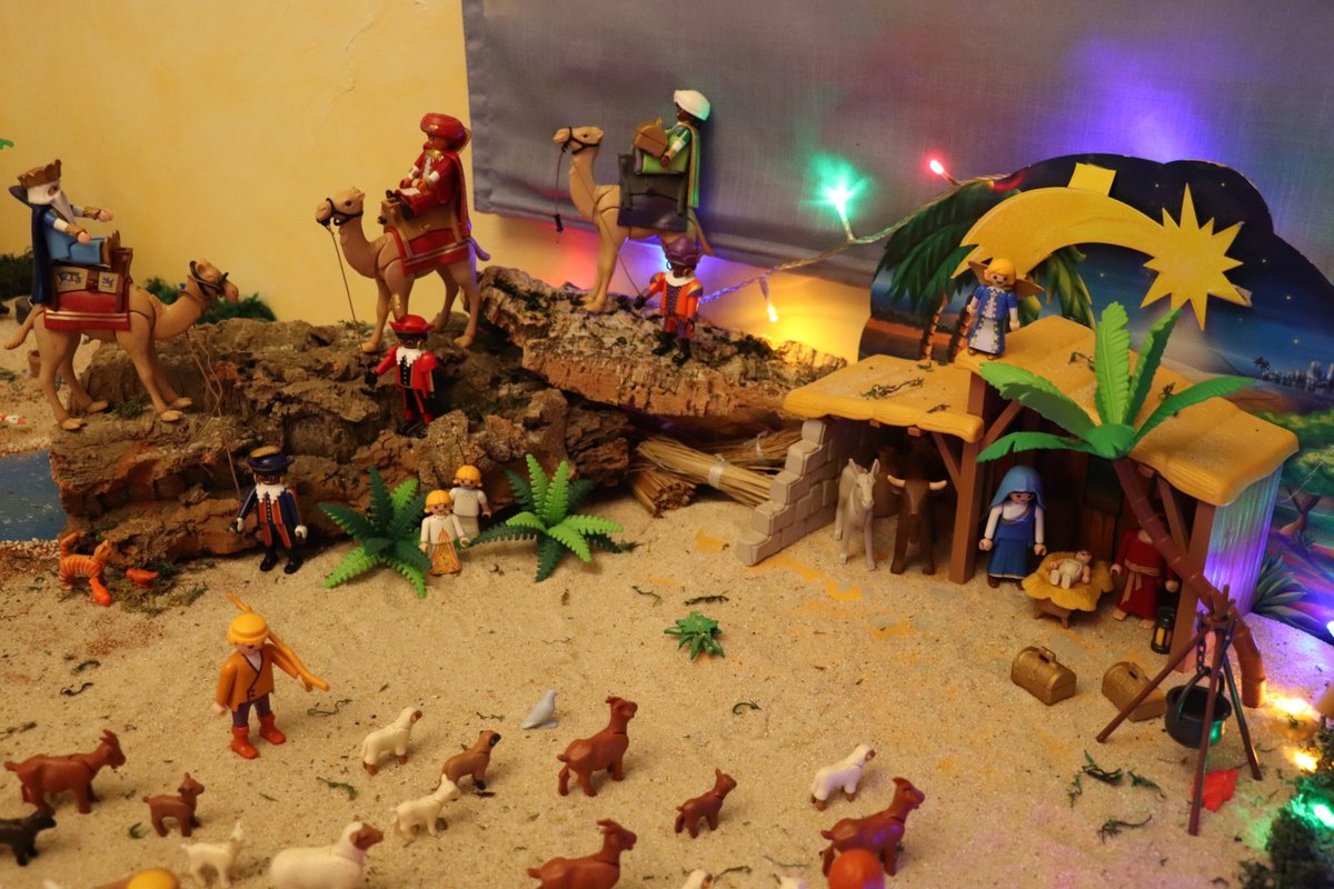 aytovvaserena's tweet photo. Daniel Amador elabora un Portal de Belén de 800 piezas de Playmobil.

Este joven villanovense de 12 años, ha recreado diferentes escenas unificadas en un mismo lugar, en su casa.  Sus Majestades Los Reyes Magos de Oriente dirigiéndose al portal, la Estrella de Belén etc... https://t.co/jWqkp7DHuQ