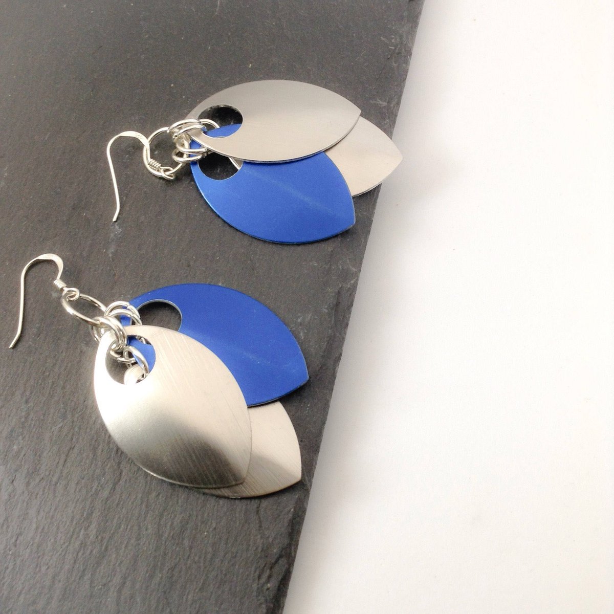 ArtisanJByViv's tweet image. Dragon Scale Earrings, Blue Scale Maille Drop Earrings, Chainmaille Earrings, Emo Jewellery, Gift For Punk tuppu.net/3e3dd6f5 #BeadsofCreation #Etsy #ScaleMaille