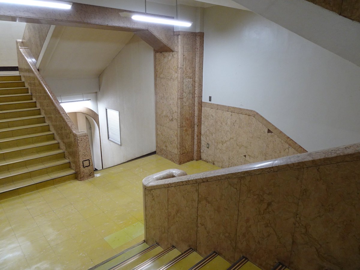 sugiyoshi41's tweet image. 松坂屋名古屋店本館 7号階段
大正14年に竣工した当初からの階段。大理石にはアンモナイトも多く含む。
上階に行くに従って研ぎ出しの人造石での補修(4枚目)が増えるのは空襲で破損したのかと思ったけど単に老朽化らしい。
#地元でも装飾をひもとく
