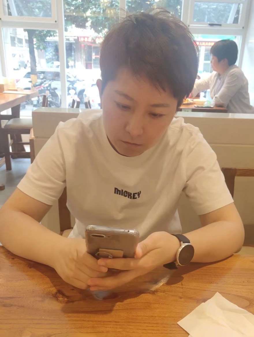 DMandarin2018's tweet photo. #Dailymandarin #OralChinese
🇨🇳 请稍等一下，我现在有一个电话进来。📞
Qǐng shāoděng yīxià，wǒ xiànzài yǒu yīgè diànhuà jìnlái。📱

🇬🇧 Hold for a minute please, I've got another call coming in.📲
#LearnChinese #DailyLife https://t.co/RX5EDlAr9j