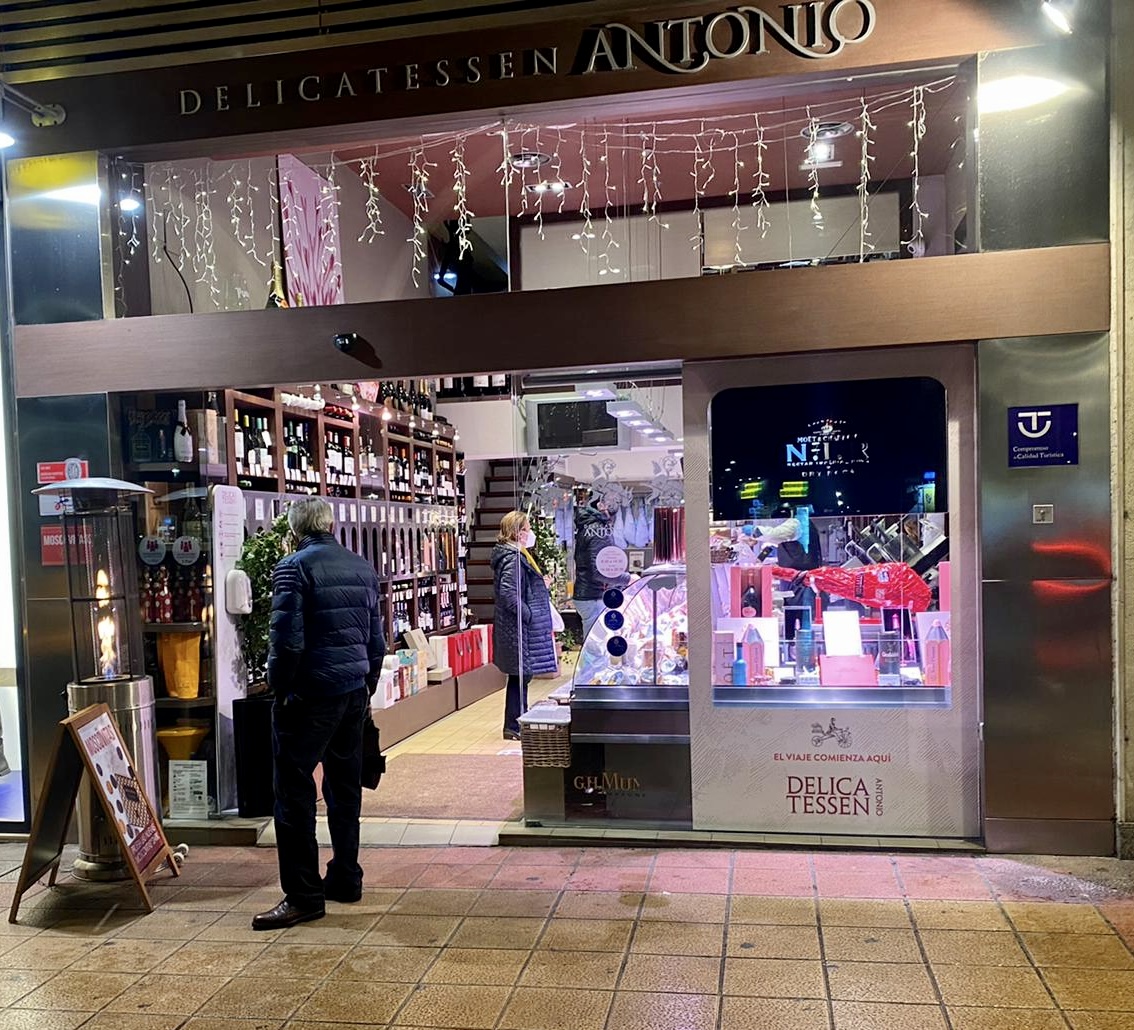 delicatessenant's tweet photo. 🔝 Hemos instalado estufas para que nuestros clientes no tengan frío si tienen que esperar. 👍
#delicatessenAntonio https://t.co/r5Csnay8ln