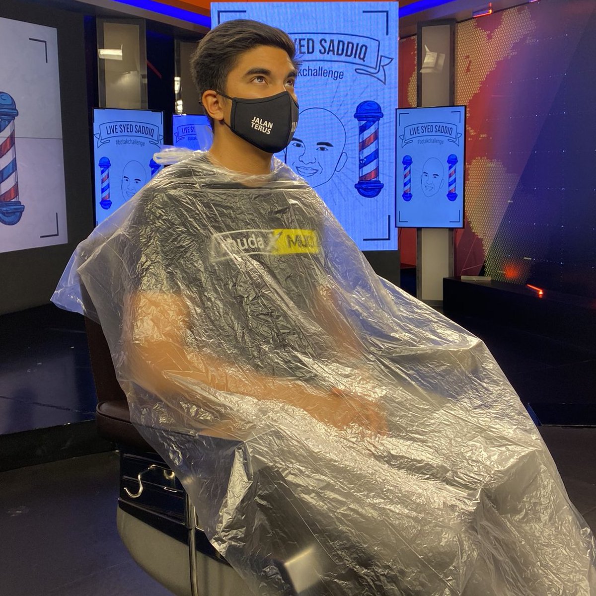 politicaltrims's tweet image. Former Malaysian Minister of Youth and Sports
@SyedSaddiq quiff came off live on @501Awani
just now after he made a fundRAZOR bet.  #BotakChallenge