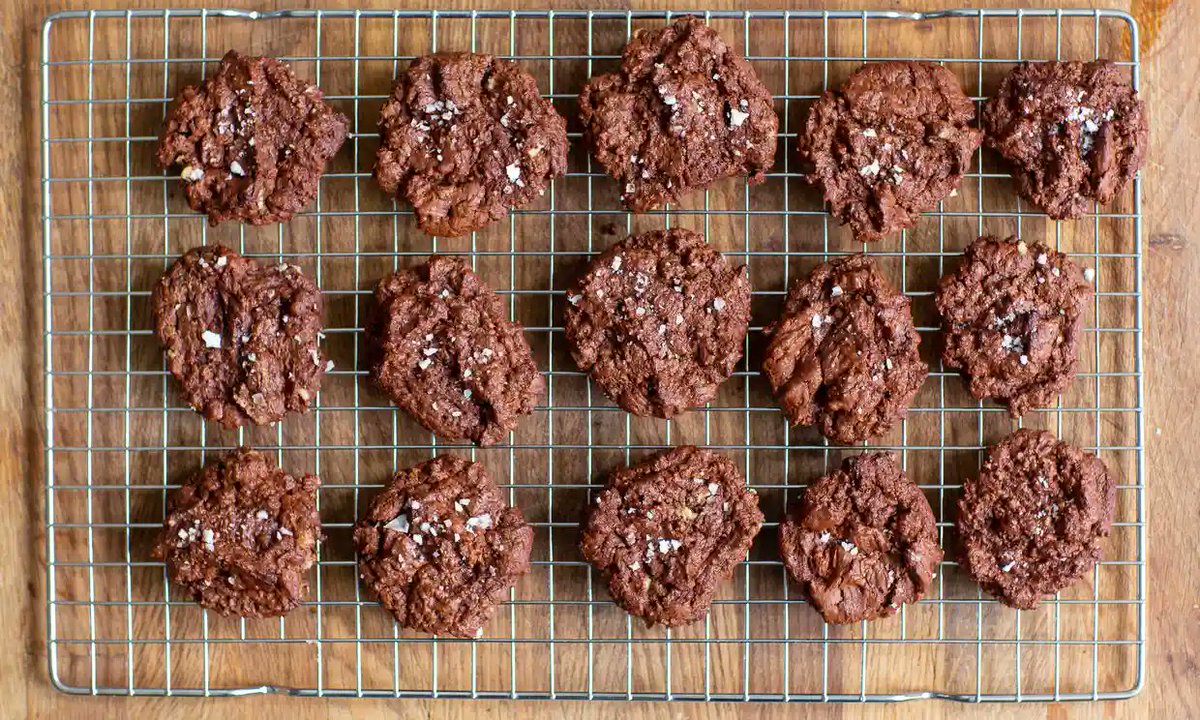 A great <a href="/guardian/">The Guardian</a> vegan salted rye chocolate cookies recipe, perfect for using up leftover rye flour 😍🍫 “Dark chocolate and rye is a mighty combination that, when seasoned with salt, becomes deeply umami-rich”
bit.ly/2MkenkF