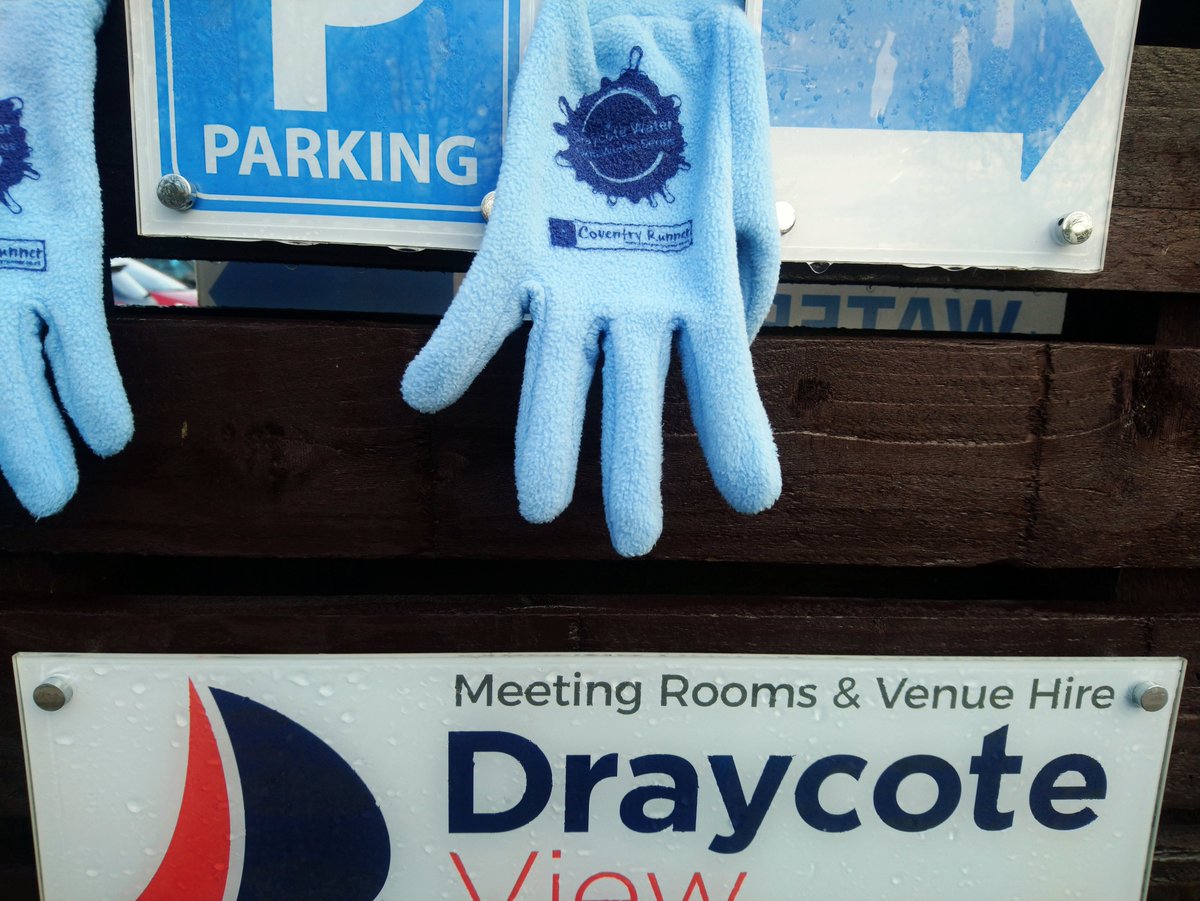 RunpopsUK's tweet photo. Needed these gloves courtesy of Coventry Runner at Draycote Water this morning https://t.co/8zOnrQSLzu