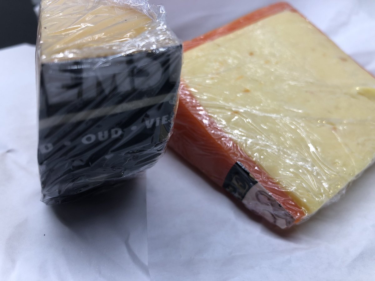 Ostin tänään <a href="/juustoansa/">Bölen Juustola o.s. Juustoansa</a> ihania juustoja ja nyt en enää muista mitä nämä ovat. 🙈 Auta ihana kauppias @SalonenKyntola! 😊