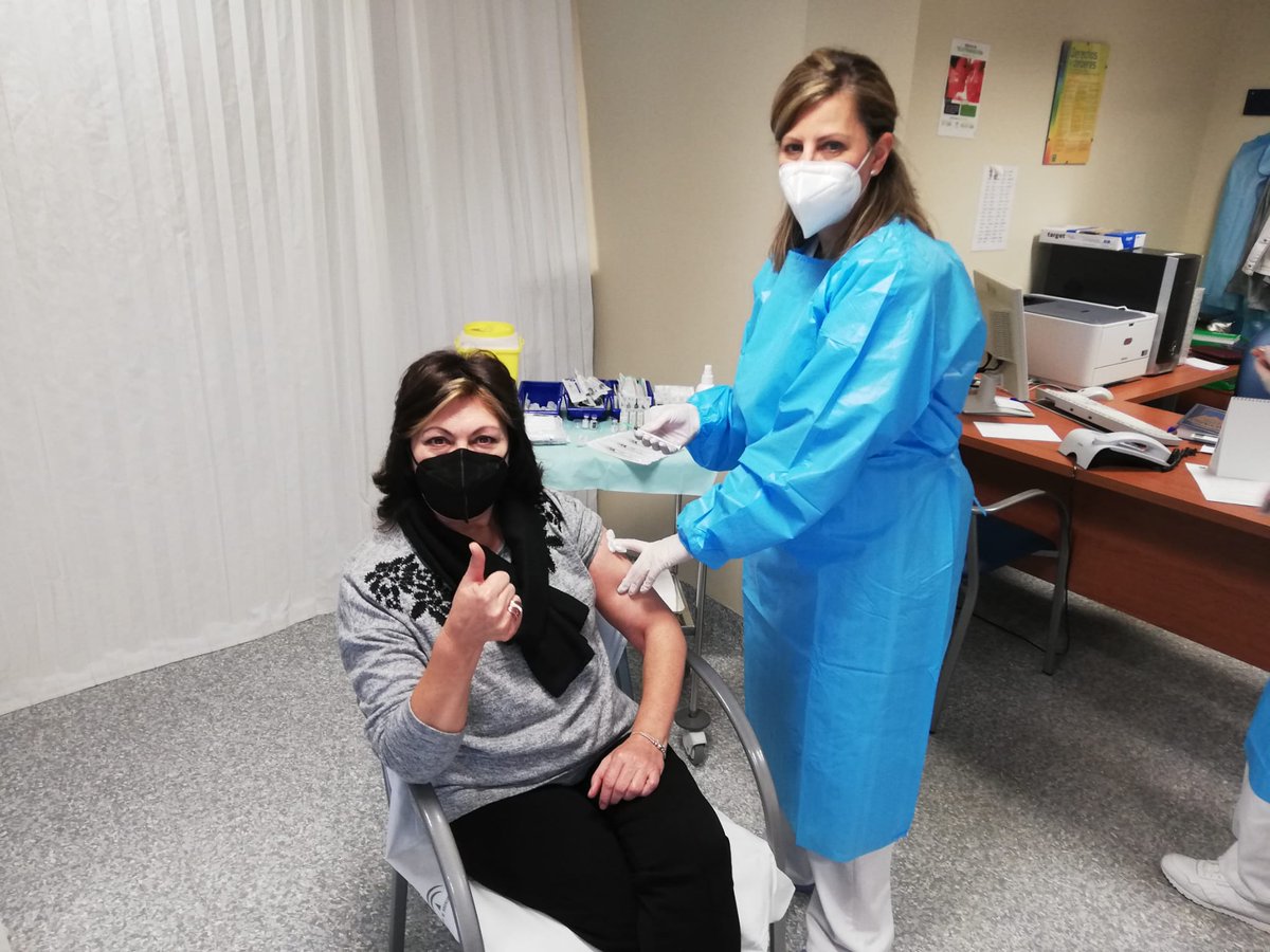 hospitalesAG's tweet photo. En el #HospitalValledelGuadiato también ha comenzado la #vacunación frente a la #COVIDー19.

Nuestra profesional 👩‍⚕️ Blanca Otero ha sido la primera en recibir la vacuna en el 🏥 peñarriblense.

Seguimos dando pasos para neutralizar al #coronavirus.

#Inmunidad #Esperanza https://t.co/Tf33SRvZ8N