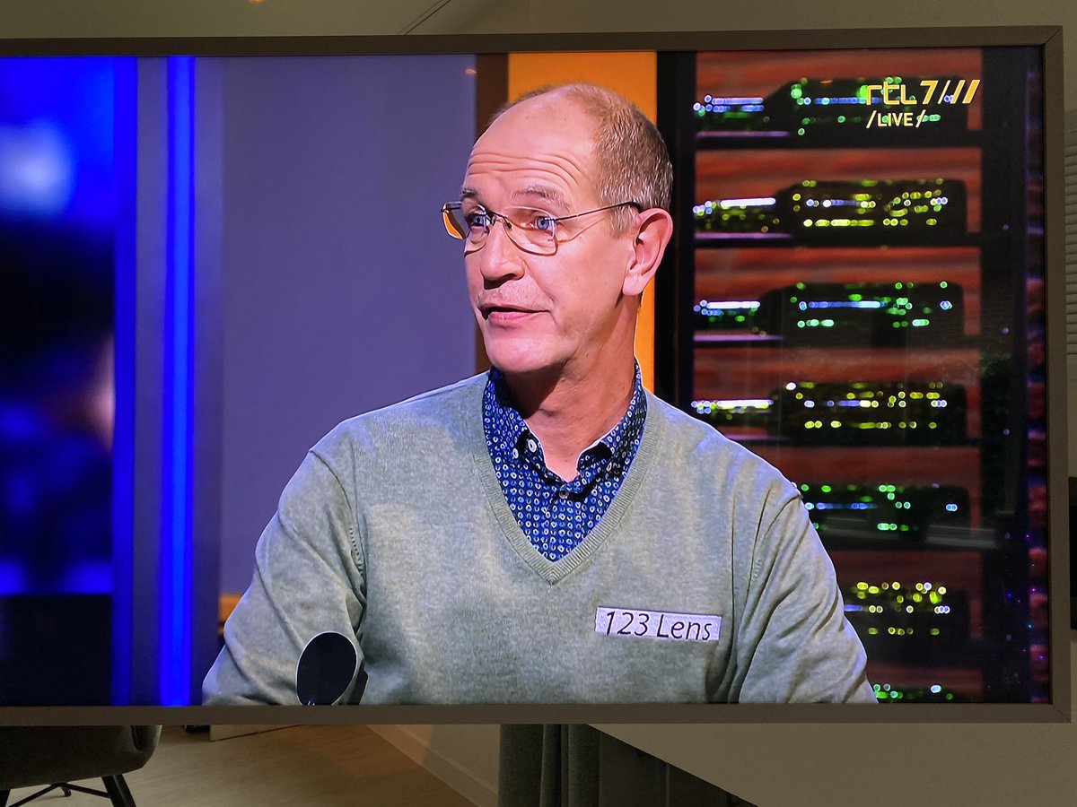 Denk toch dat de sponsor <a href="/MooieKijk/">123 Lens</a> van #rrl7darts  analist Roland Scholten niet alle lenzen kan leveren 🤓😂