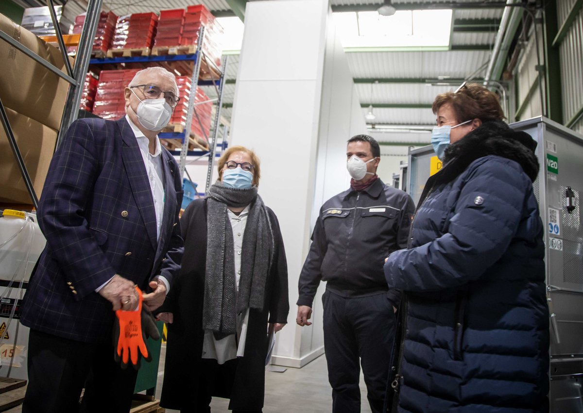Soziales_ST's tweet photo. Weiter geht´s! Wir beliefern heute zusammen mit @THWLeitung alle #Impfzentren mit zusätzlichen 19.500 Impfdosen. Dazu kommen 1,53 Mio. Kanülen & 1,3 Millionen Spritzen. Danke auch an regionales Unternehmen #Osmann in #Irxleben 👉 https://t.co/ttslIABxx5
@GrimmBenne @BeateBroecker https://t.co/MaZcgCMi5v