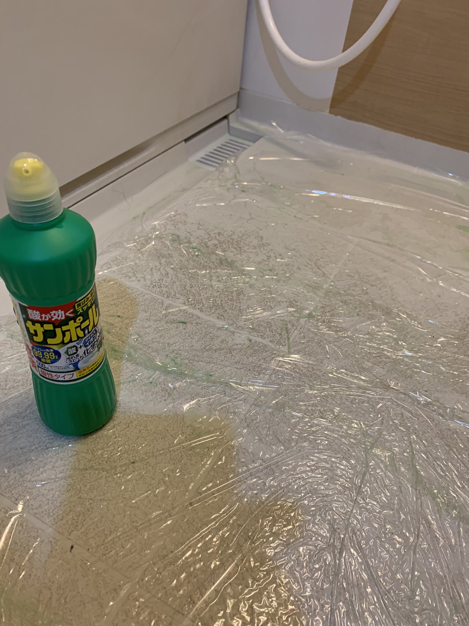 どんちゃん お風呂の黒ずみが酸性洗剤で取れるらしいから試してるなう お風呂掃除 サンポール T Co Uo0ofyoaaa Twitter