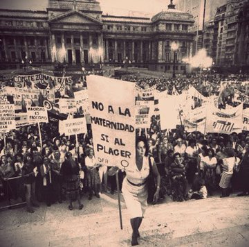 HistorieEnFotos's tweet photo. Argentina aprueba el aborto legal, seguro y gratuito. Son 36 años de una lucha eterna para alcanzar la plena igualdad. 🇦🇷 https://t.co/vSZBqfZbML