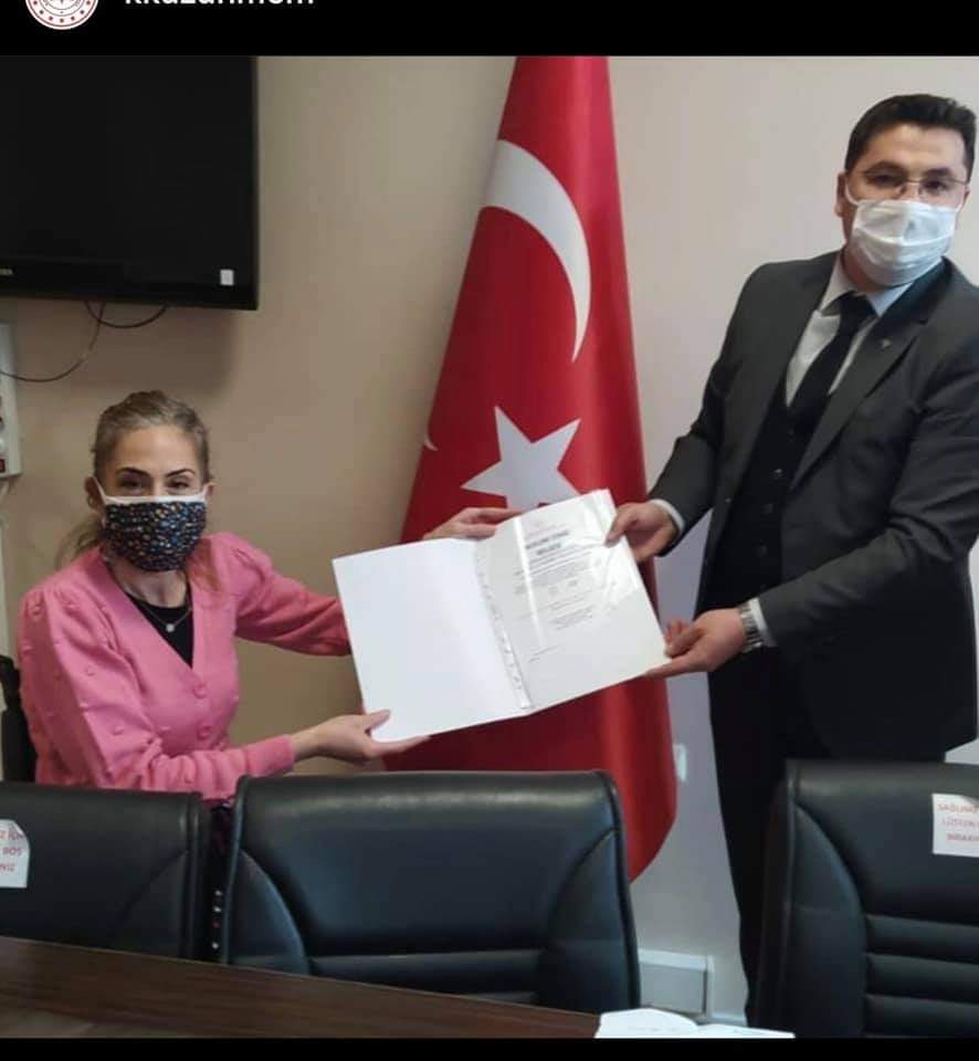 MtalEfes's tweet photo. Okulum Temiz Belgemizi İlçe Milli Eğitim Müdürümüz @KemalYildirim80 'dan teslim aldık. Emeği geçen başta müdür yardımcımız Hanife BAŞEĞMEZ olmak üzere tüm alan şeflerimize teknik ve idari personelimize teşekkür ederiz. @MemAnkara @ziyaselcuk @kkazanmem @tcmeb https://t.co/8USVfh9K7p