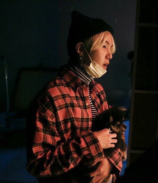 THIS DAY RIGHT HERE?? like they went to visit Hobi filming his mv AND THESE TWO ARE WEARING THE SAME STRIPED SHIRTS UNDER JACKETS LIKE??? DID THEY GO OUT DID THEY ARRIVE TGT??also let’s not forget how yeontan looks so comfortable in yoongi’s arms like clearly he is second dad