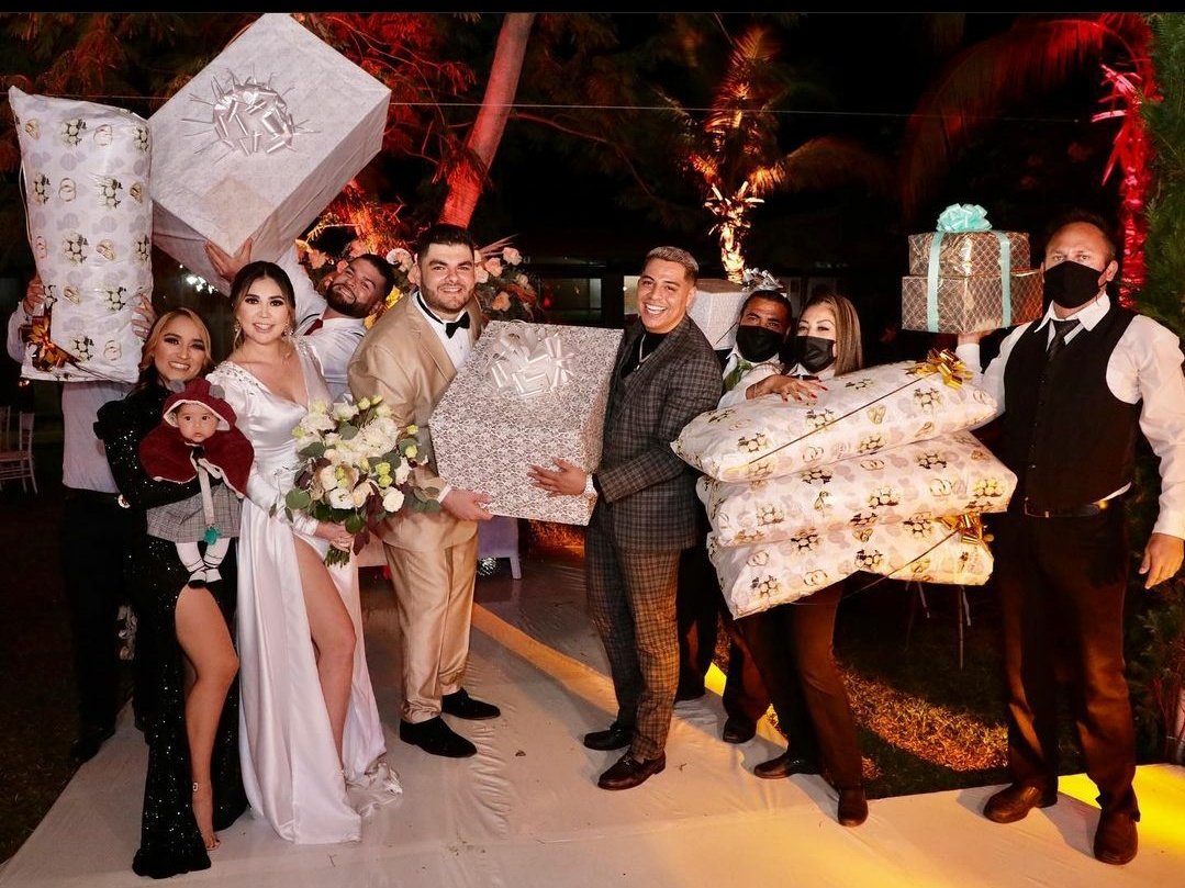 idgruperaofi's tweet photo. #IDGPatrones Bien amarrado y feliz MAX PERAZA @BANDONONONADMAX se casó  con su ahora esposa IRIS hace unas horas, sus padrinos fueron @CazEduin y su esposa Daisy Anahy
FELICIDADES COMPA MAX!! #sisisi https://t.co/bRvtYSmXcj