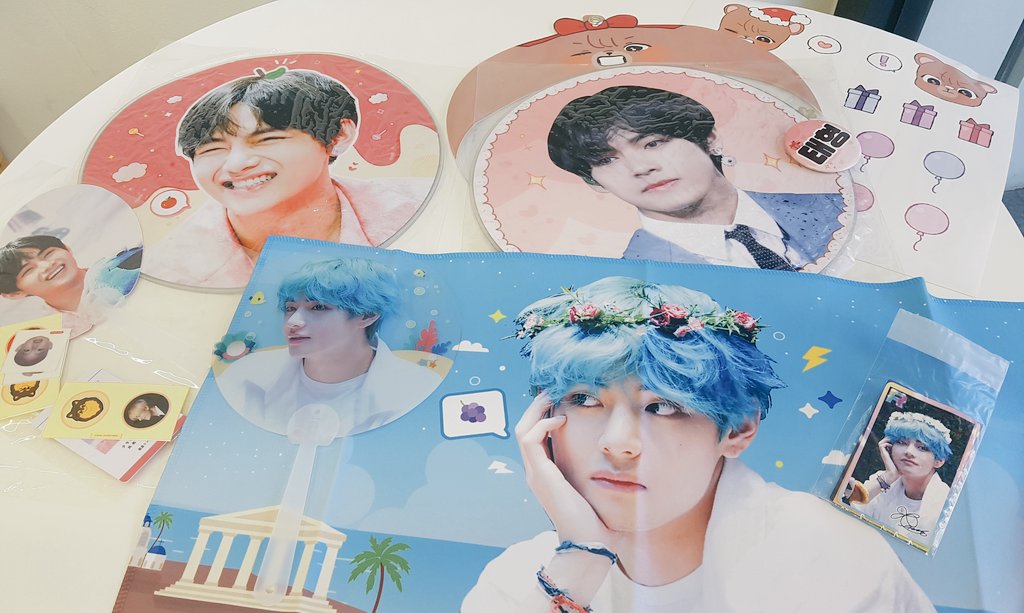 - 연장된 날짜까지 생일카페에서 주문하시는 모든 분들(방문, 배달 모두 적용)께 슬로건 또는 왕부채 굿즈를 랜덤1종 증정합니다. 29일에 주문하신 분들은 카페 직원분께 주문내역 또는 결제내역을 인증해주시면 추가결제 하지 않으셔도 굿즈 수령 가능하시니 참고 부탁드려요!