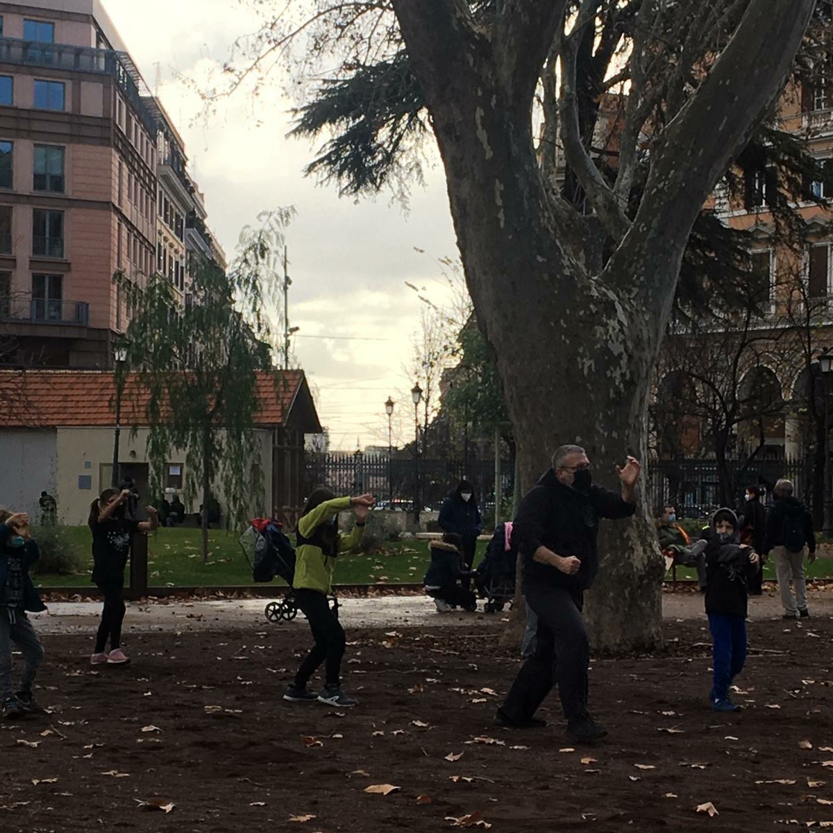 MarcoCapoccetti's tweet photo. Ultima lezione di #KungFu ai giardini di #piazzaVittorio
#Roma #kungfukids #qixingtanglangquan #tanglang #chatsingtonglong #sevenstarmantiskungfu #settestelle #Esquilino #Mantide #marcocapoccettiboccia #mantis https://t.co/9tUVq1ilIz