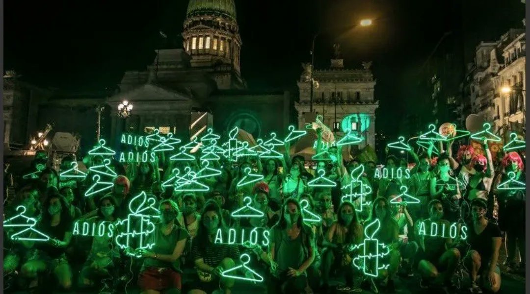 BlancaRomeroVa's tweet photo. FELIZ MIÉRCOLES 💚

Alegre con esta noticia. El movimiento feminista argentino luego de décadas de lucha por la legalización del aborto logra su aprobación. Nos sumamos a la celebración desde acá. Su lucha es nuestra lucha. Su victoria nos da esperanzas!

#EsLey #AbortoLegal2020 https://t.co/WCFH4Qtiy2