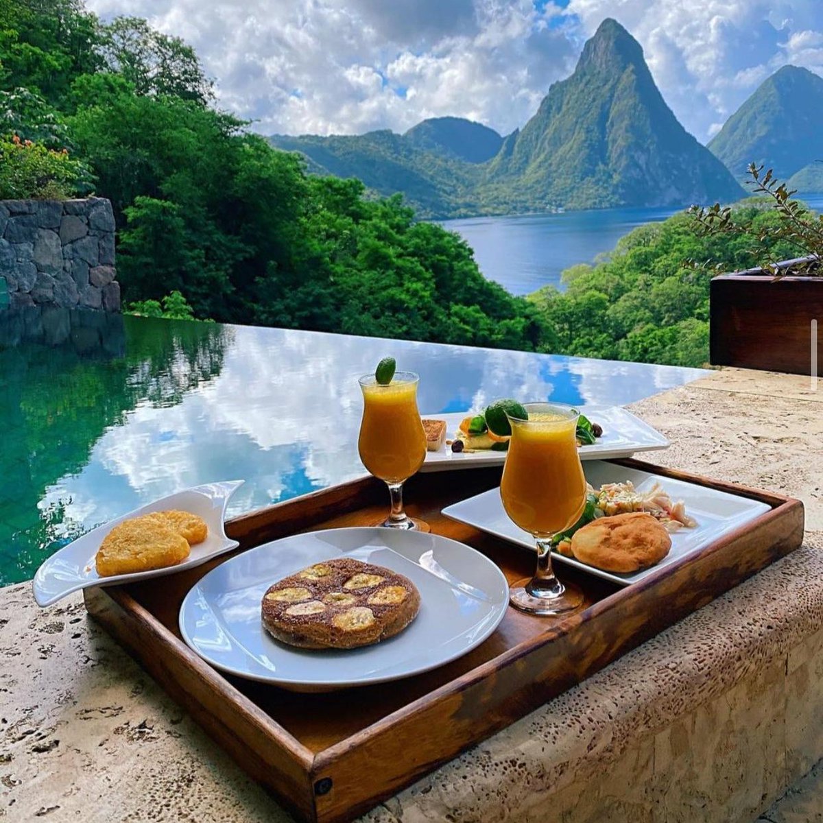 experiencethei3's tweet photo. #ExperienceTheIslands

Once a year, go some place you've never been before, and wake up to this. Hello #StLucia.

Thank you #StLuciaisparadise for this breathtaking shot.

#travellife
#passporttoparadise
#adventure
#liveyourdream https://t.co/Z6fKd9FmwL