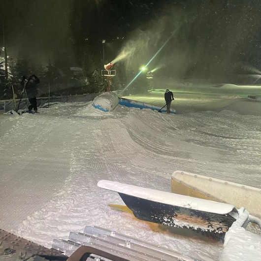 SkiPineKnob's tweet image. Our @pineknobpark crew often work through the night. They recently added features in EVERY SINGLE PARK &amp;amp; now have 17 total features with 6 mini shred hits in Pinery, 10 features in Timberline, &amp;amp; 1 fat stack jump in Snowbird.

#SkiPineKob #SkiMichigan #GoSkiMichigan #TerrainPark