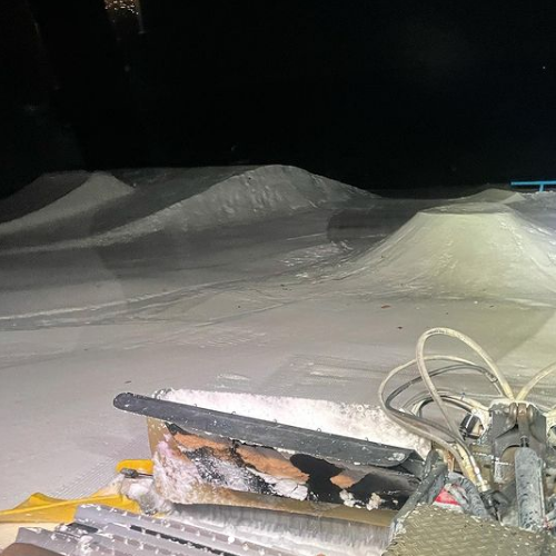 SkiPineKnob's tweet image. Our @pineknobpark crew often work through the night. They recently added features in EVERY SINGLE PARK &amp;amp; now have 17 total features with 6 mini shred hits in Pinery, 10 features in Timberline, &amp;amp; 1 fat stack jump in Snowbird.

#SkiPineKob #SkiMichigan #GoSkiMichigan #TerrainPark
