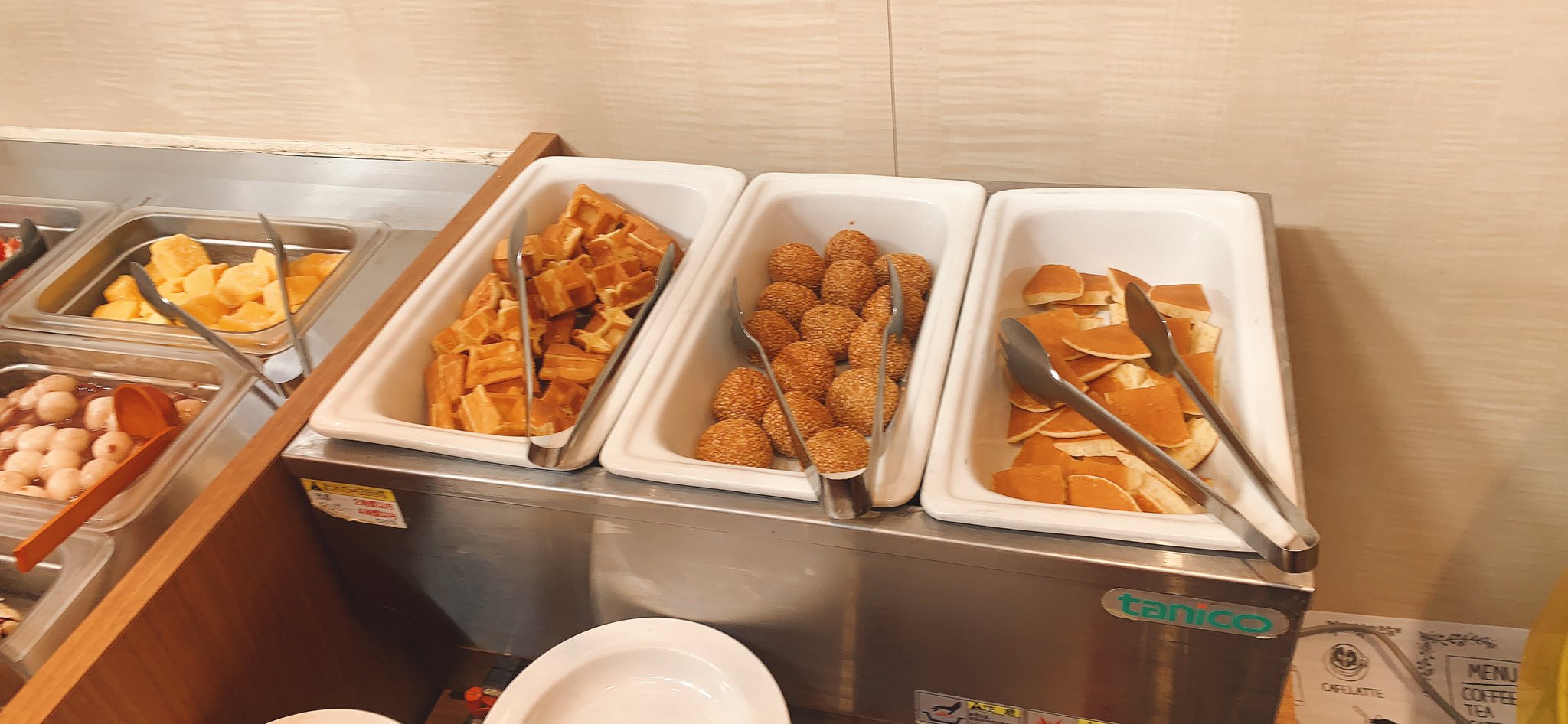 どん亭 三郷店 さらにデザートバーも新しくなりました デザート フルーツで15種類 トッピング ソースで11種類 そして綿菓子作り放題 ソフトクリーム取り放題 もう満載です 三郷限定 T Co Clx8ngujdx Twitter