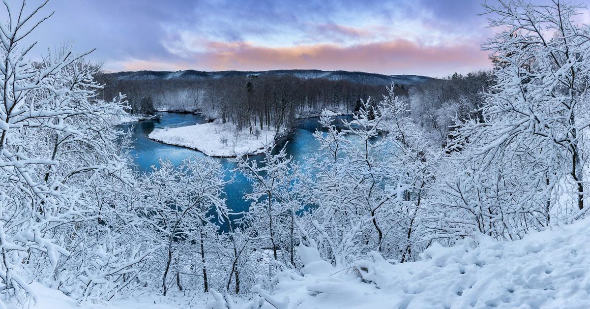 A beautiful winter day begins 'round the bend on the Manistee River. 

📸: Instagram fan zinkco22 #PureMichigan #Manistee #mymanistee #WestMichigan @ManisteePureMI