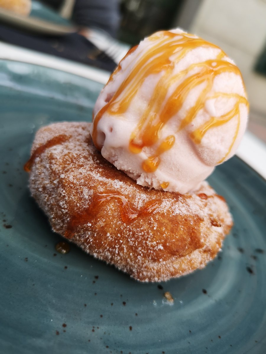 No es el roscón de reyes pero la rosquilla casera con helado de pacharán de #Manolo1934 debería formar parte de las fiestas nacionales porque ¿A quién le amarga un dulce? 😉😻